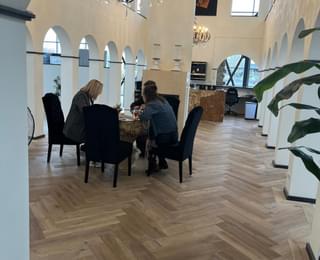 Visgraat parketvloer showroom Nibo Stone Vianen