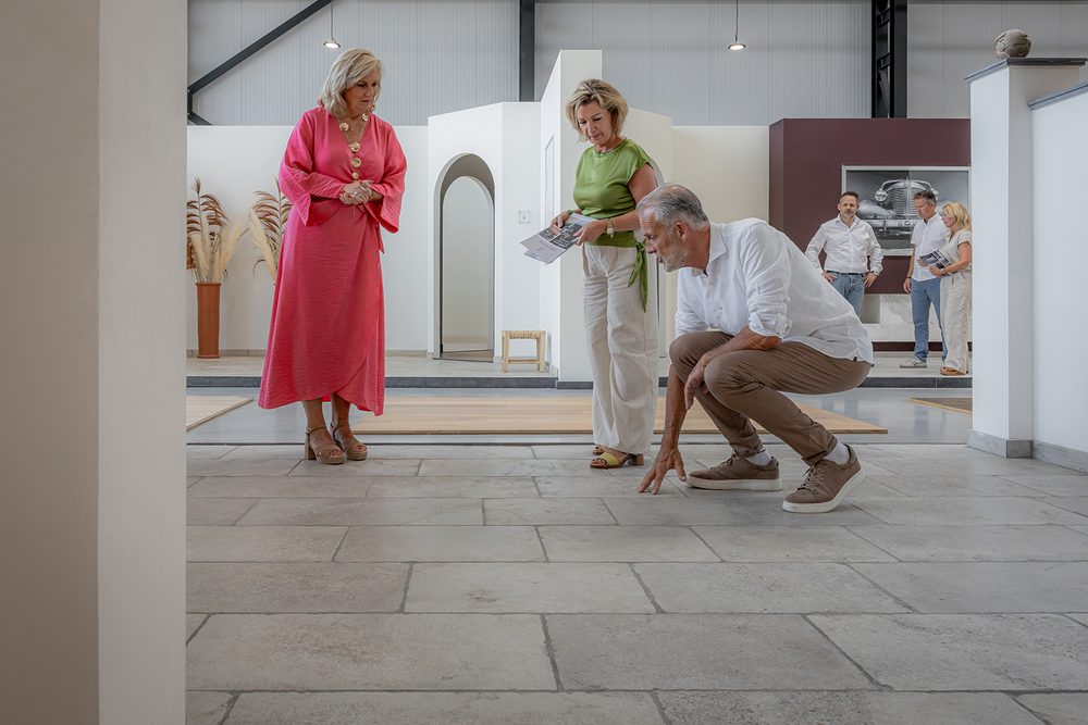 Natuursteen vloertegels showroom Vianen