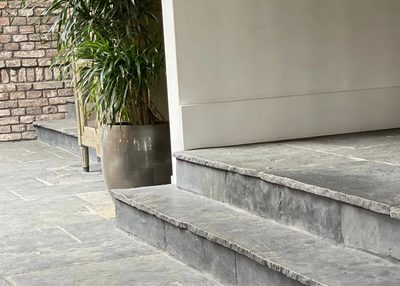 Vieux Carbo vloer en traptreden nibo stone