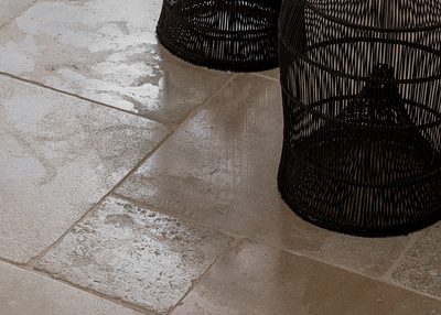 natuursteen tegels woonkamer onderhouden