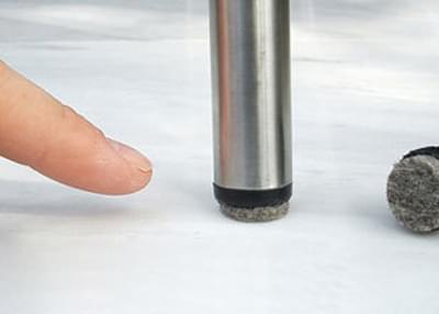 Floorfriendly vinger wijst naar stoelpoot