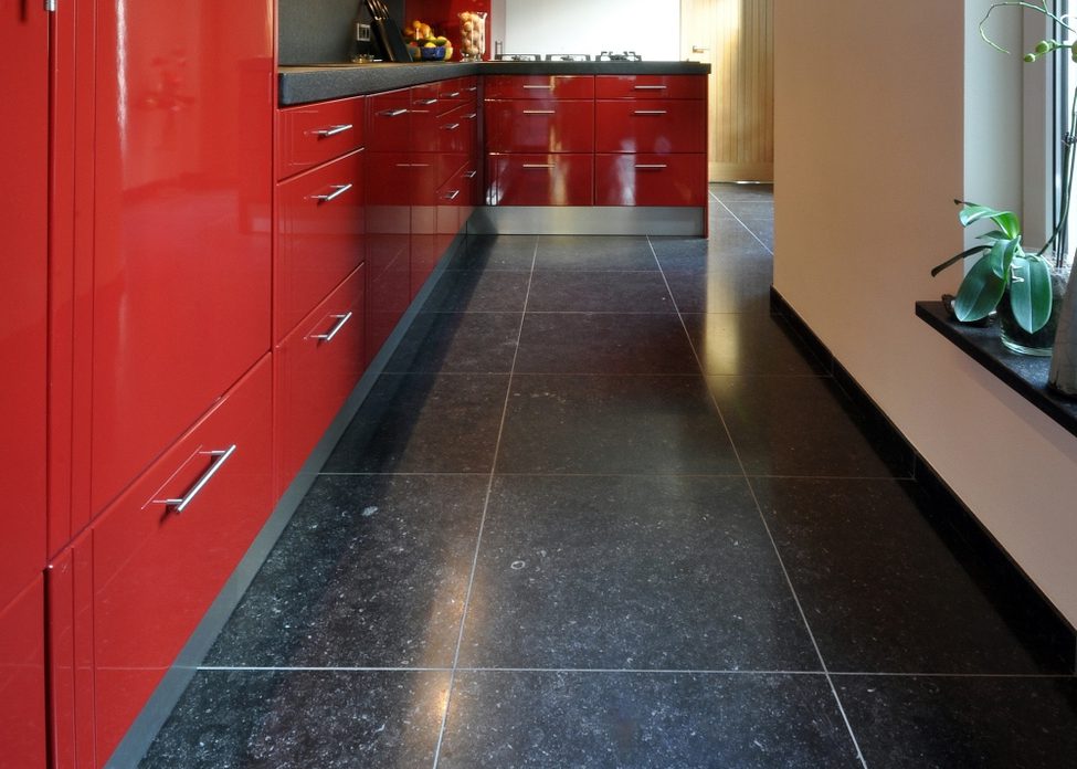Natuursteen in keuken | Natuurstenen tegelvloer keuken | Nibo Stone