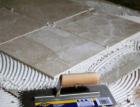 Het leggen van natuursteen tegels