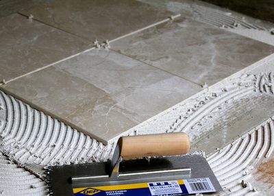 Het leggen van natuursteen tegels