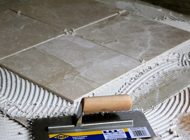 Het leggen van natuursteen tegels