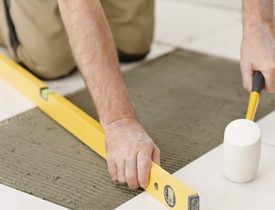 Het leggen keramische tegels bij Nibo Stone