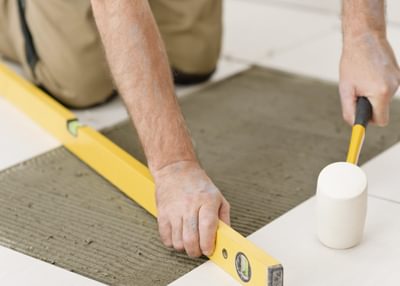 Het leggen keramische tegels bij Nibo Stone