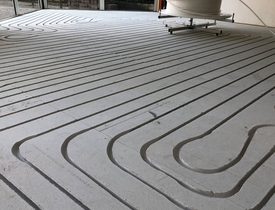 Vloerverwarming onder keramische tegels infrezen